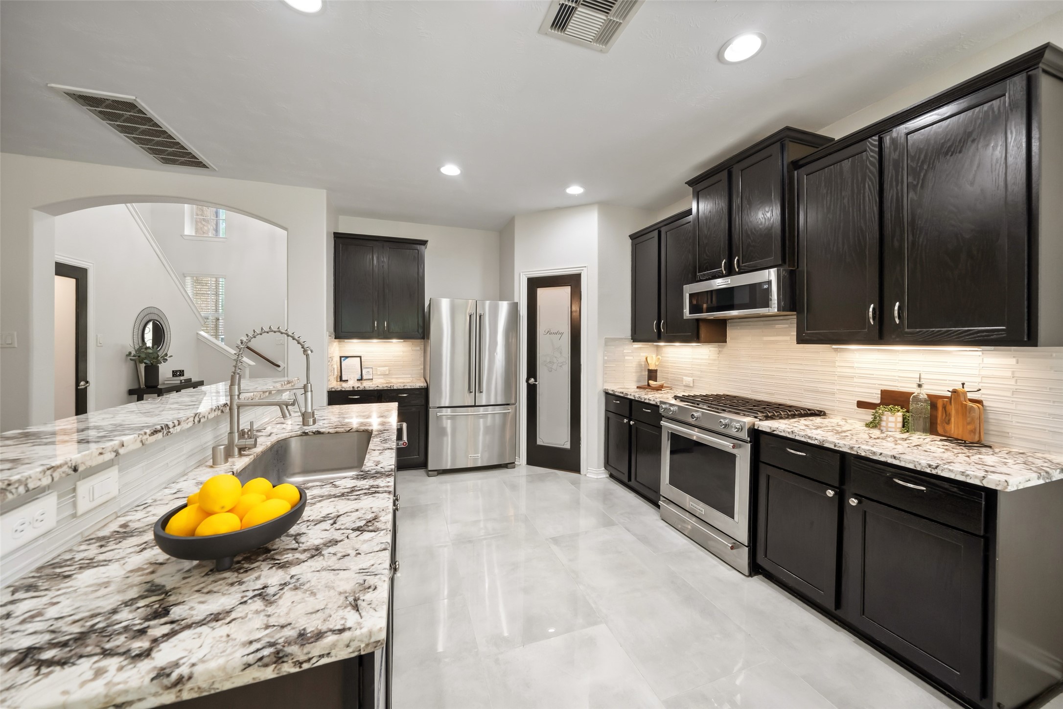 81 Palos Verde Conroe, TX 77304 - Photo 10 of 36 Updated & remodeled throughout the home