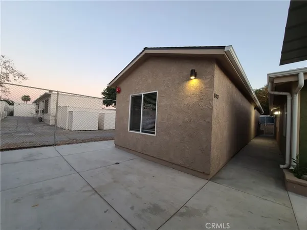 a view of a house with backyard