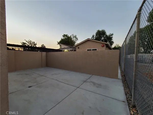 a view of a house with backyard