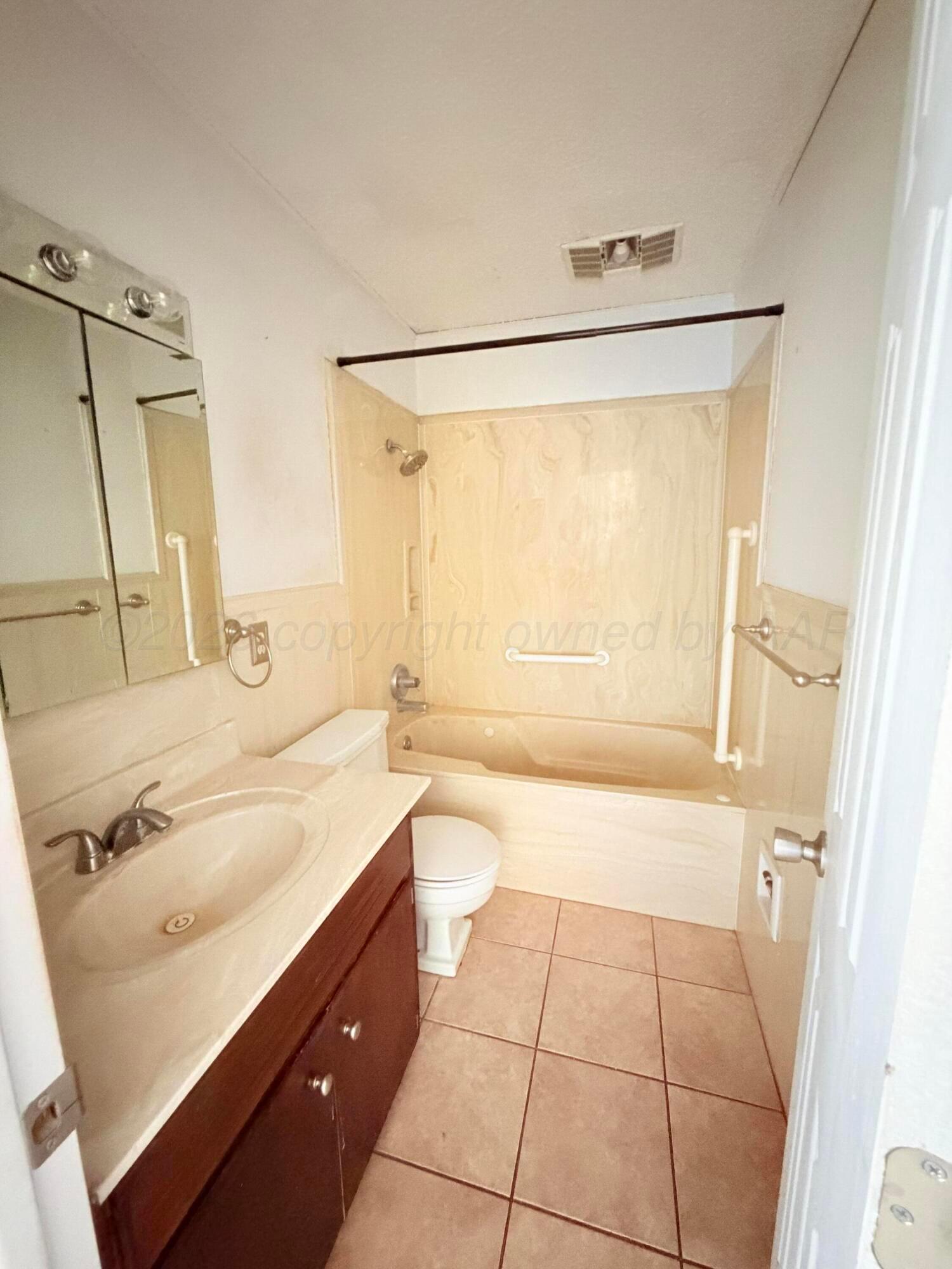 320 Arthur Street Tulia, TX 79088 - Photo 11 of 15 Bathroom