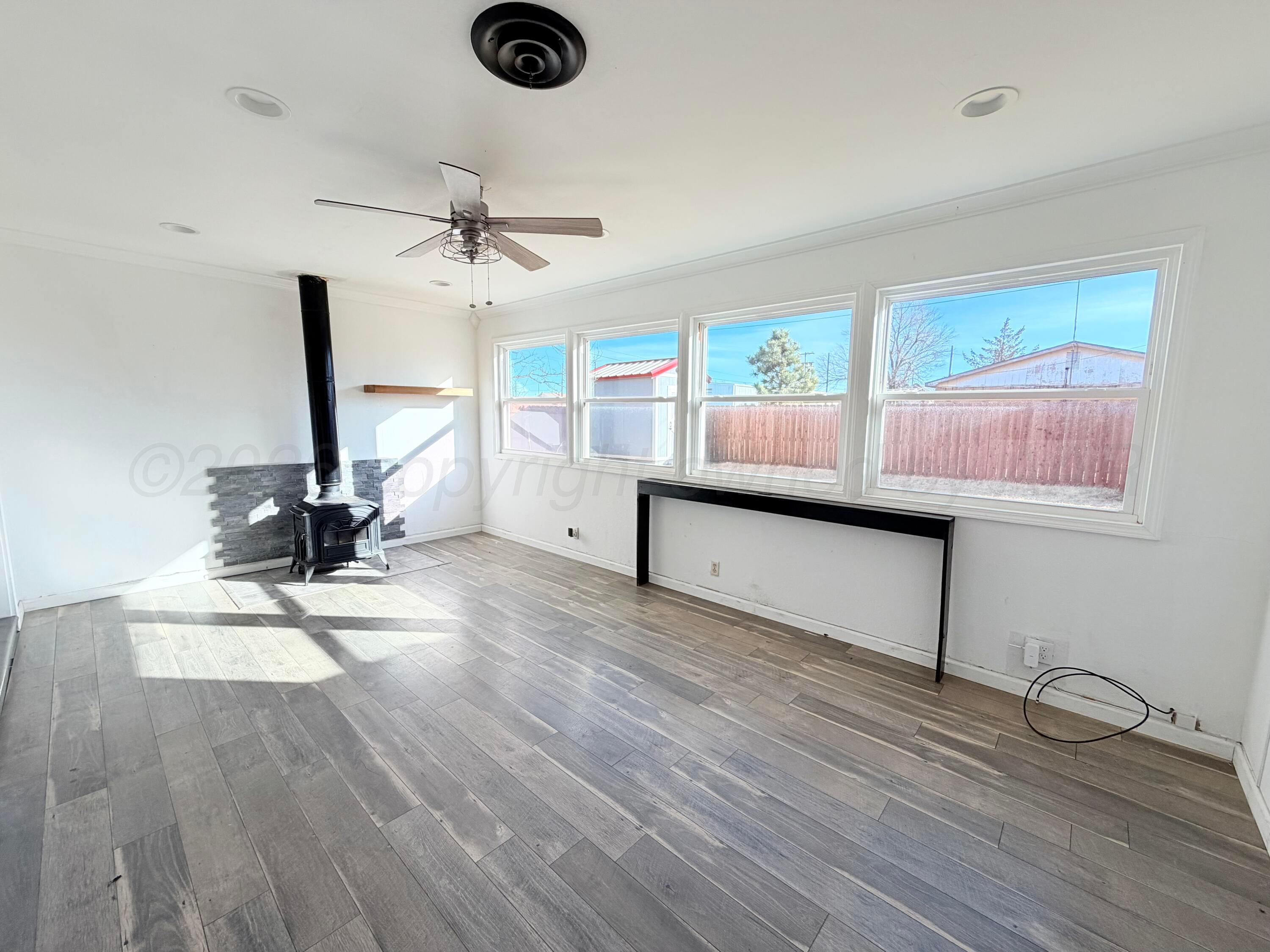 320 Arthur Street Tulia, TX 79088 - Photo 12 of 15 Den