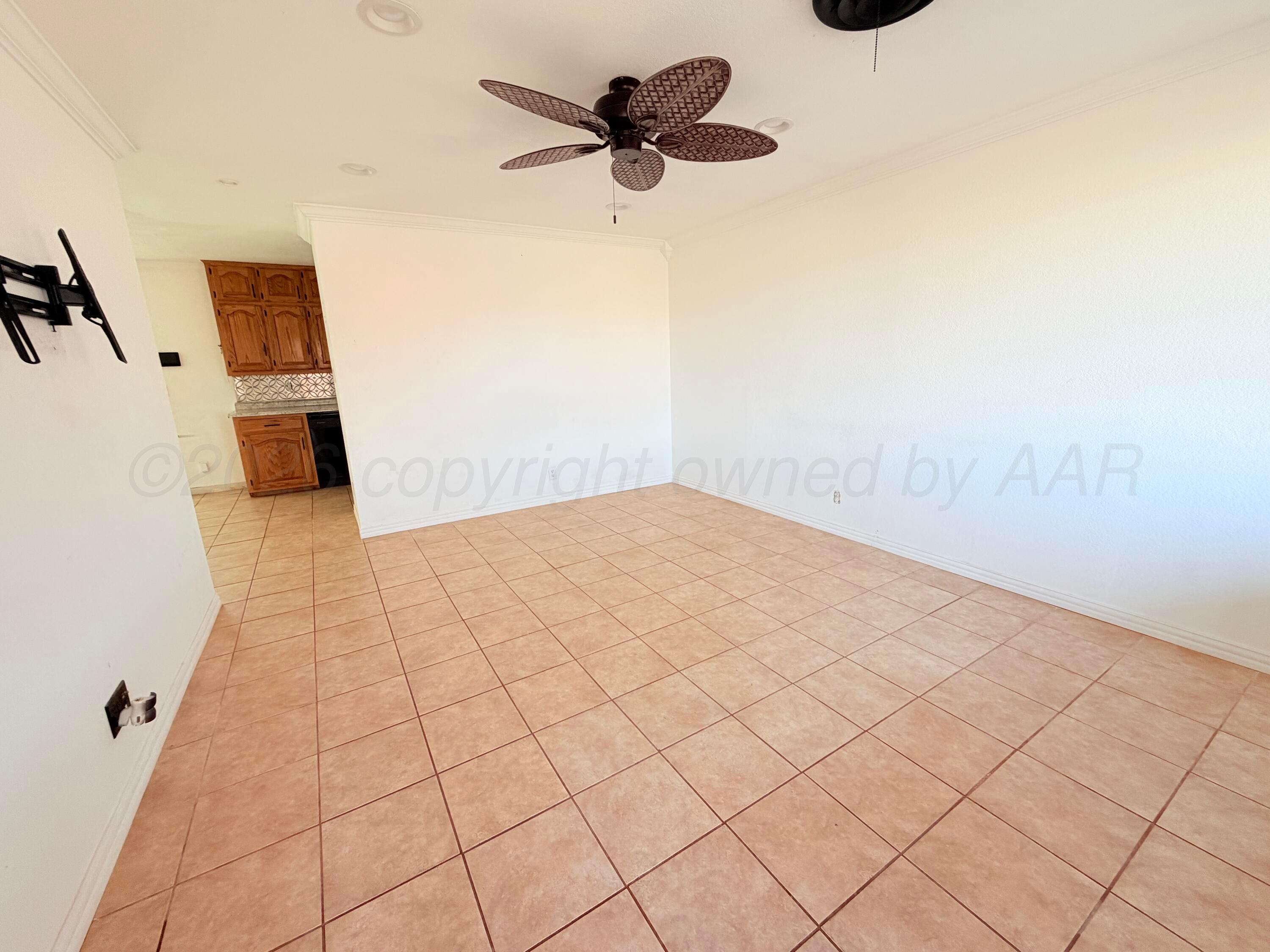 320 Arthur Street Tulia, TX 79088 - Photo 3 of 15 Living room