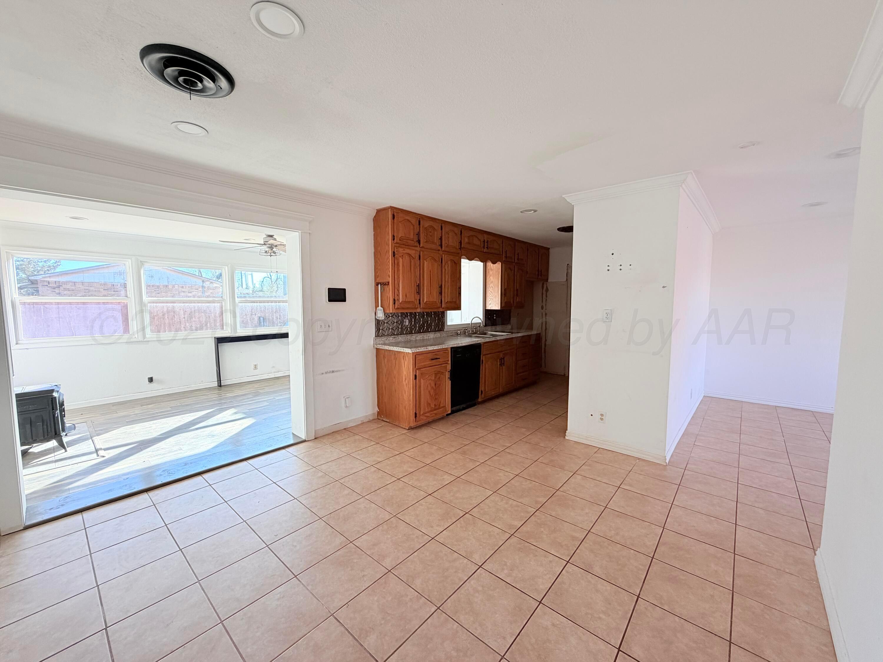 320 Arthur Street Tulia, TX 79088 - Photo 4 of 15 Kitchen/Dinning