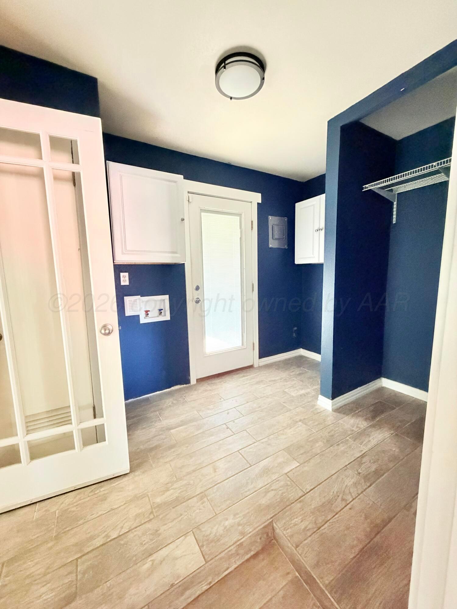 320 Arthur Street Tulia, TX 79088 - Photo 6 of 15 Laundry room