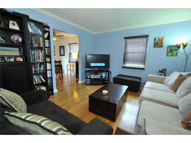 6448 Landview Road Pittsburgh, PA 15217 - Photo 3 of 10 Living Room.