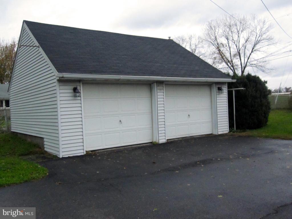 1818 East Mt Hope Road Manheim, PA 17545 - Photo 4 of 27 Gallery Image 4
