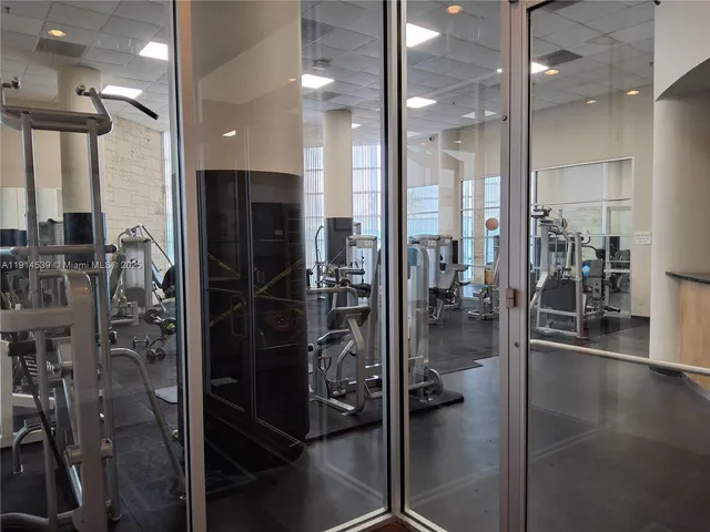 $3,200 | 5161 Collins Avenue, Unit 312, Miami Beach, FL 33140