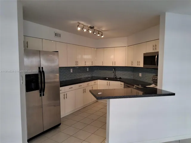 $3,200 | 5161 Collins Avenue, Unit 312, Miami Beach, FL 33140