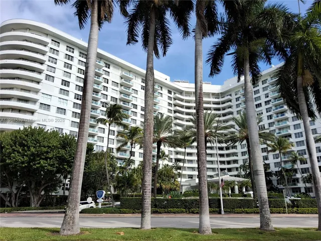 $3,200 | 5161 Collins Avenue, Unit 312, Miami Beach, FL 33140