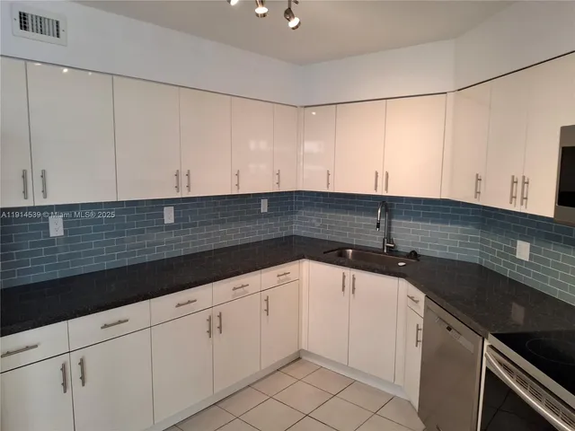 $3,200 | 5161 Collins Avenue, Unit 312, Miami Beach, FL 33140