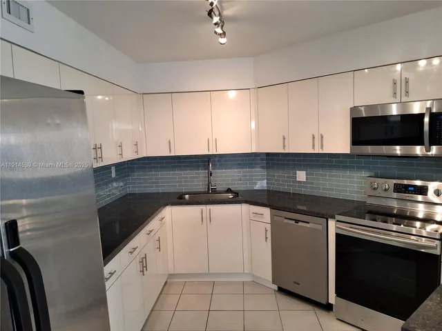 $3,200 | 5161 Collins Avenue, Unit 312, Miami Beach, FL 33140
