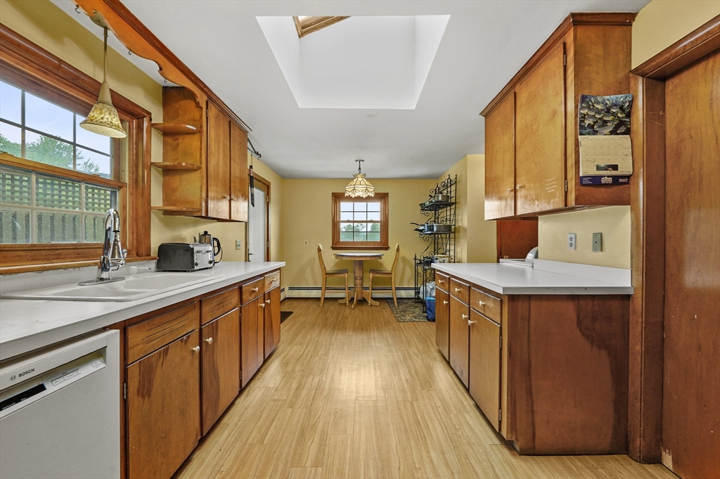 577 Grove Street Worcester, MA 01605 - Photo 8 of 39