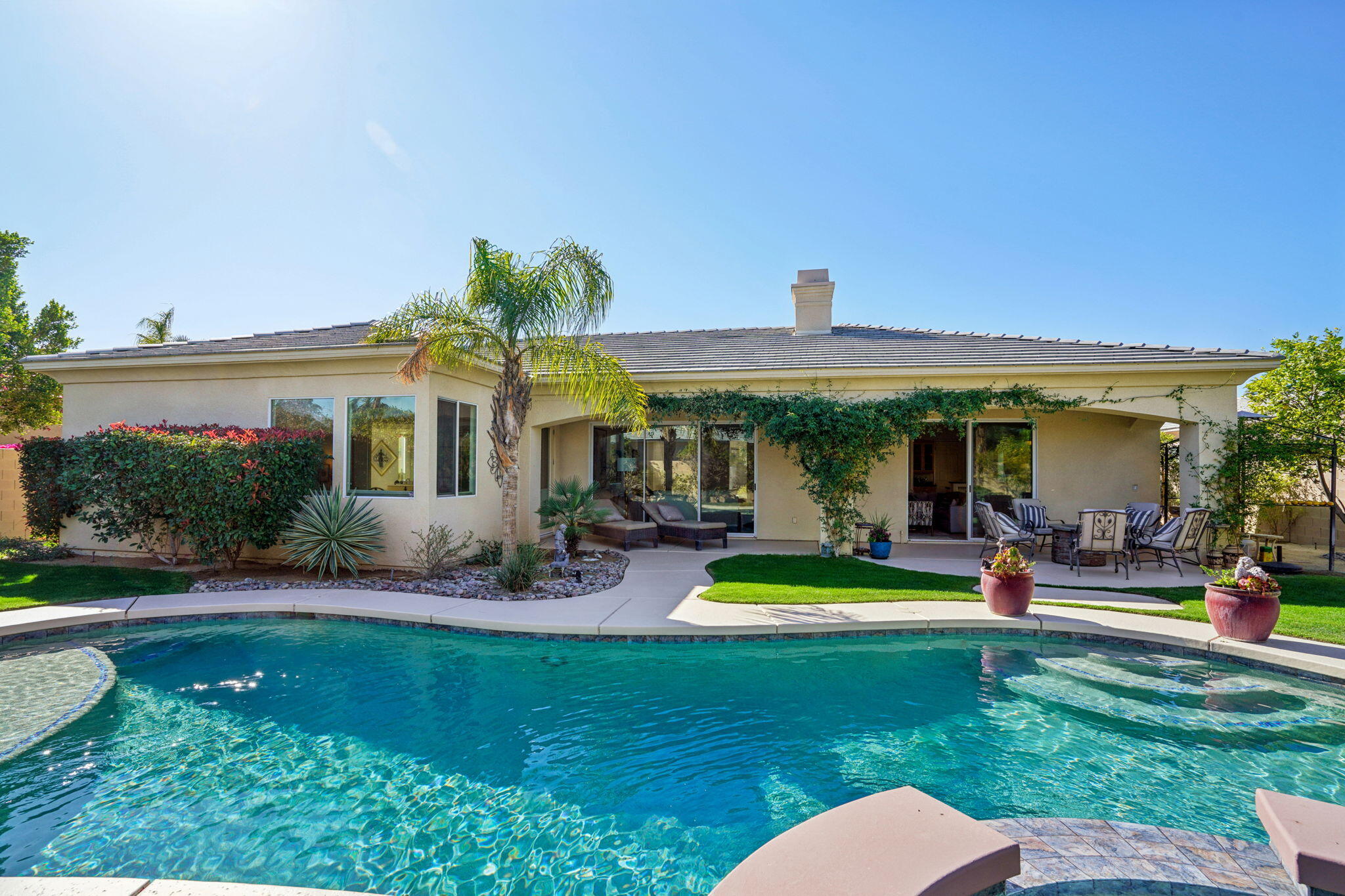 Private pool with sunshelf