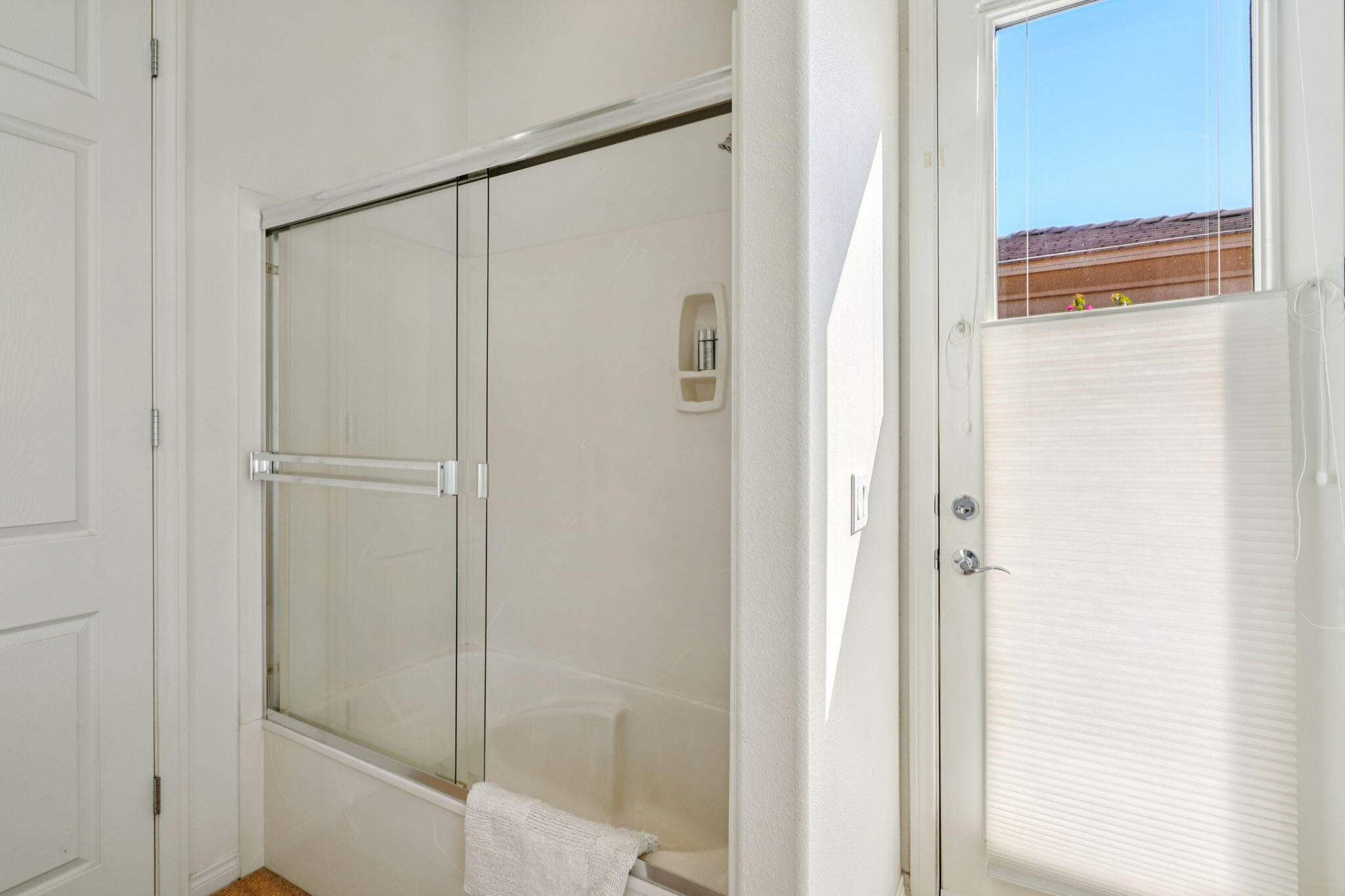 64 Paris Way Rancho Mirage, CA 92270 - Photo 30 of 47 Jack & Jill bathroom