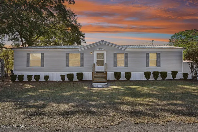 a view of a yard with a house