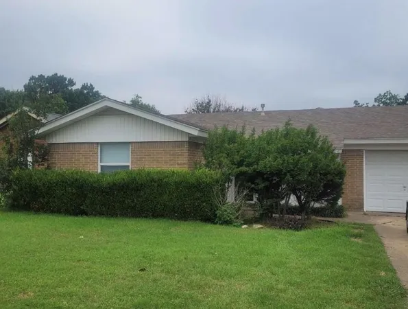 a view of a house with backyard and garden