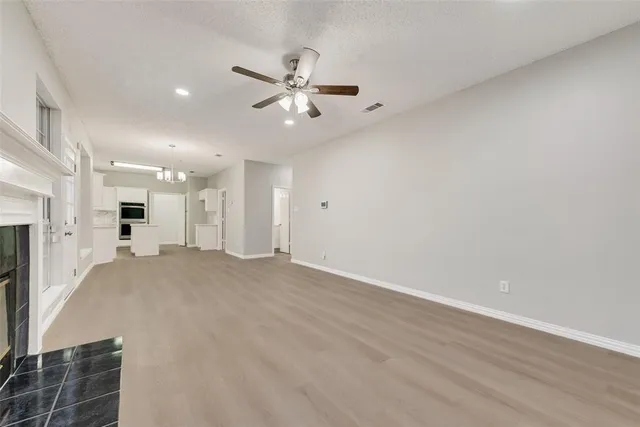 a view of a livingroom with a ceiling fan window and a ceiling fan