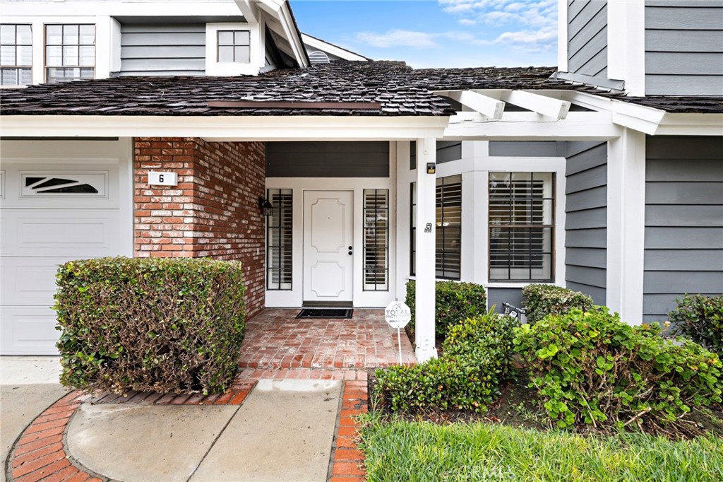 6 Fieldflower Irvine, CA 92614 - Photo 4 of 39 a front view of a house with a garden