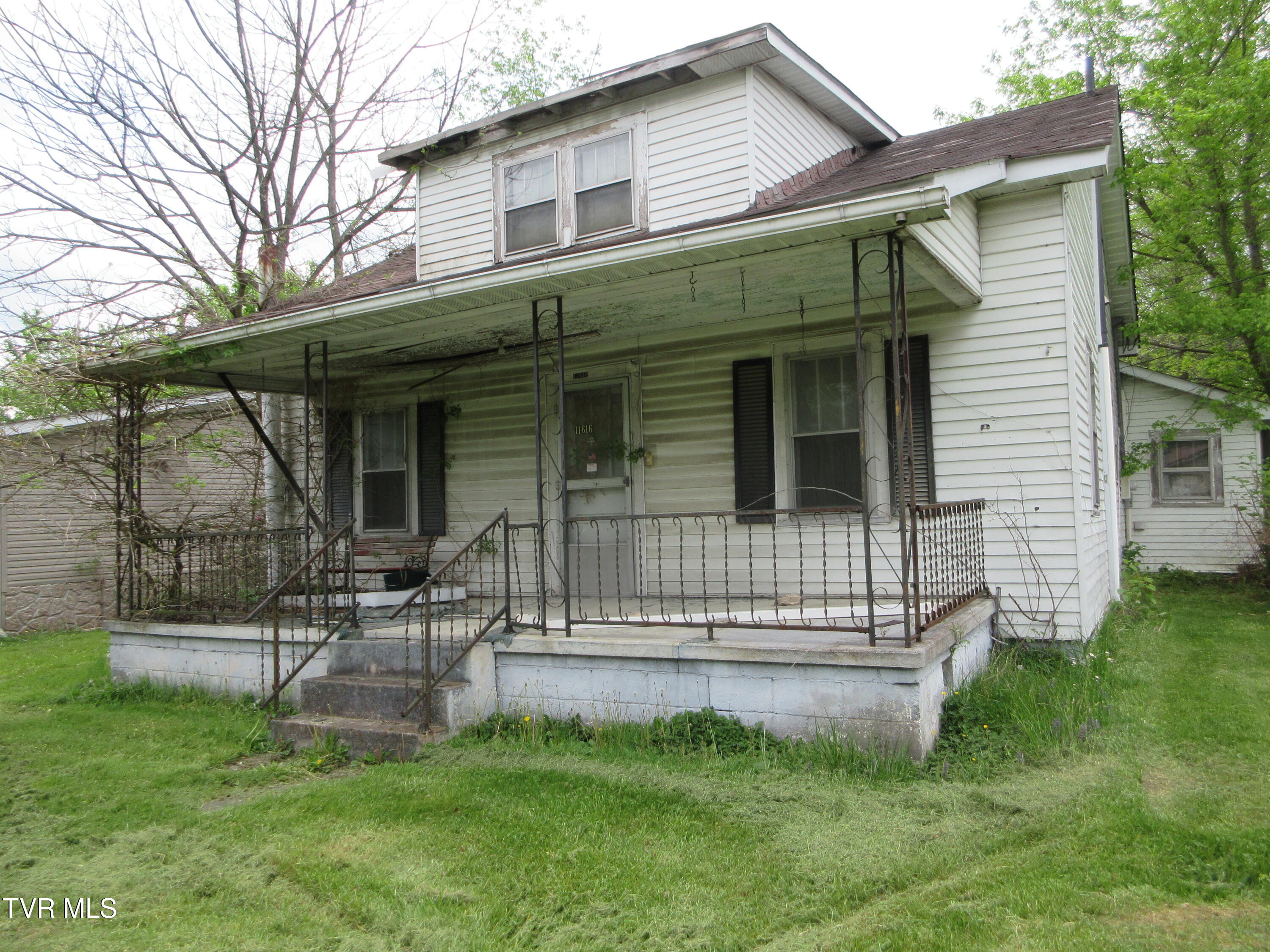 11616 Riverview Road Coeburn, VA 24230 - Photo 15 of 23 HOUSE FRONT VIEW IN SPRING