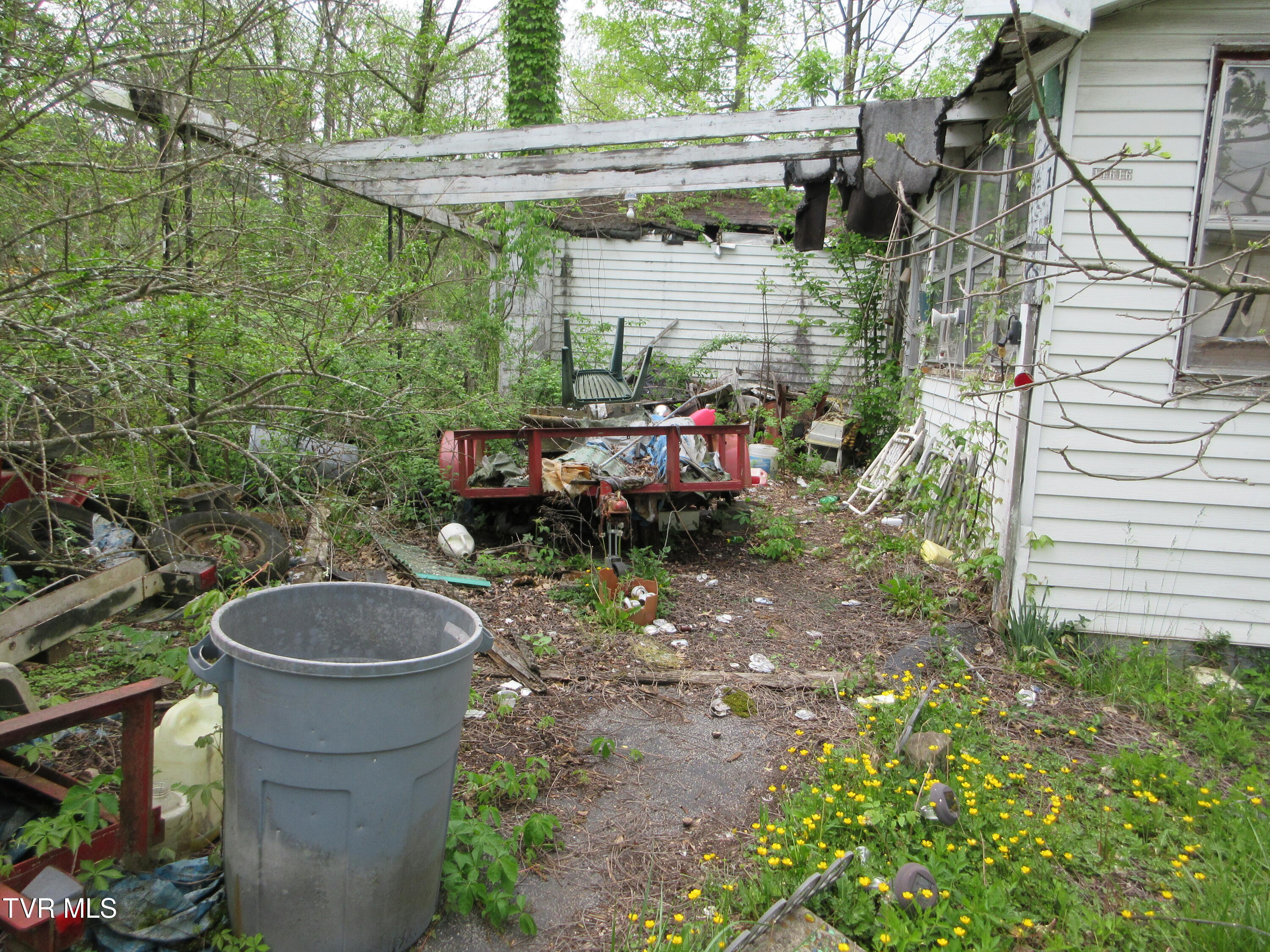11616 Riverview Road Coeburn, VA 24230 - Photo 19 of 23 HOUSE COVERED REAR PATIO