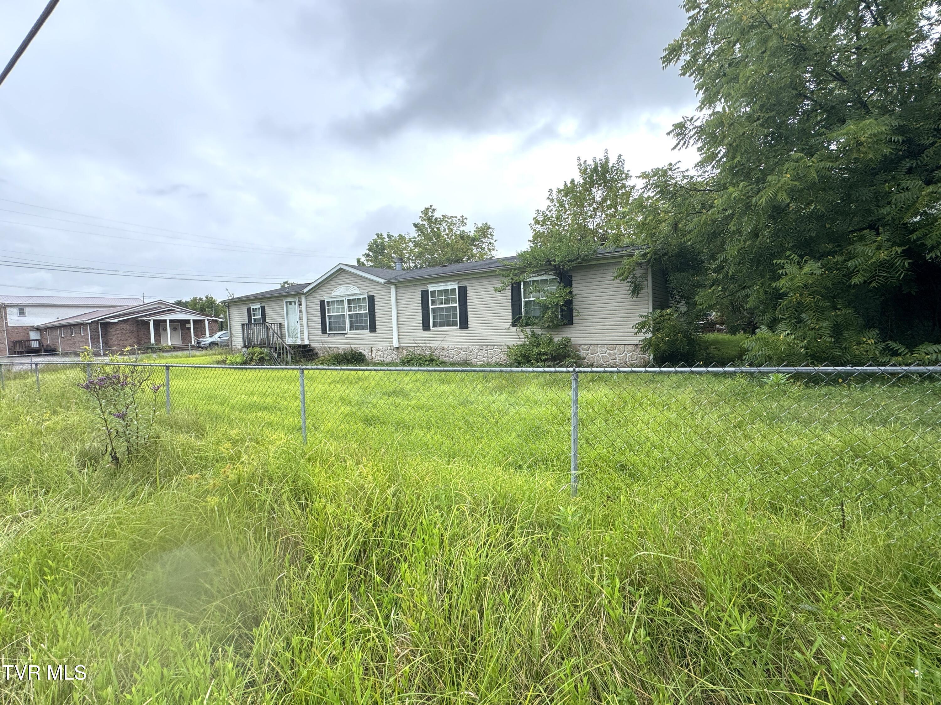11616 Riverview Road Coeburn, VA 24230 - Photo 3 of 23 DOUBLEWIDE LEFT FRONT VIEW