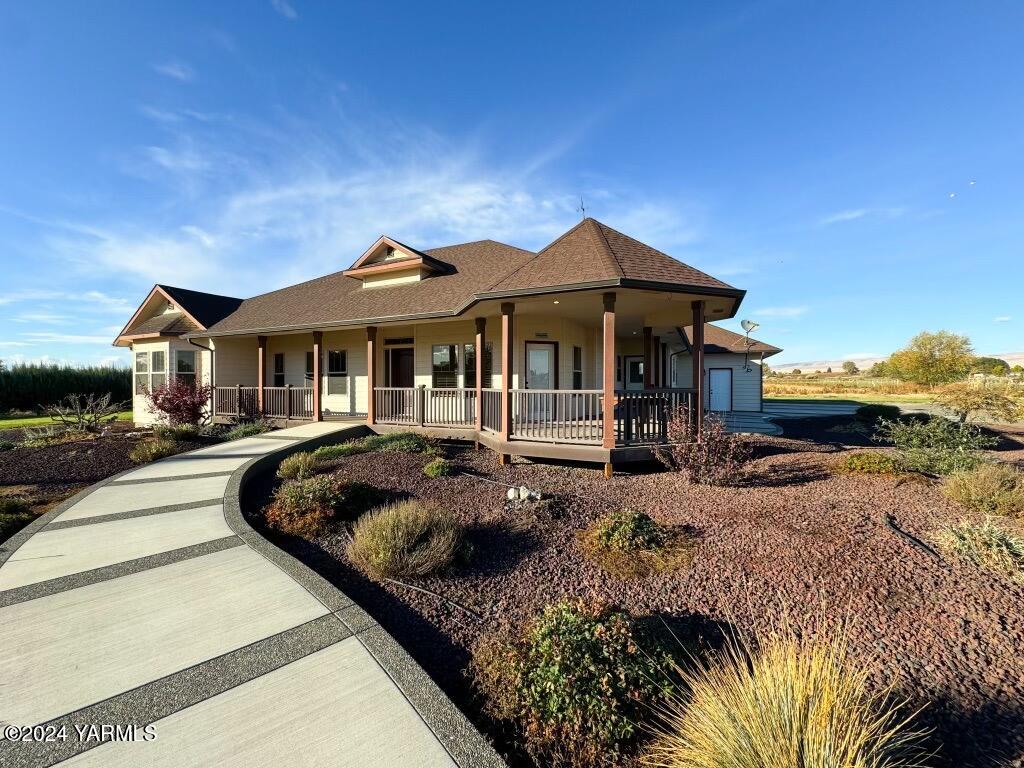699 Alexander Road Sunnyside, WA 98944 - Photo 1 of 27 a front view of a house with a yard
