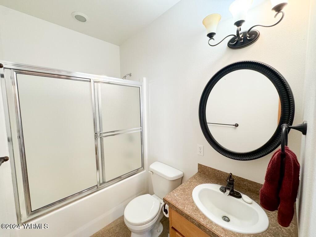 699 Alexander Road Sunnyside, WA 98944 - Photo 17 of 27 a bathroom with a sink mirror vanity and toilet
