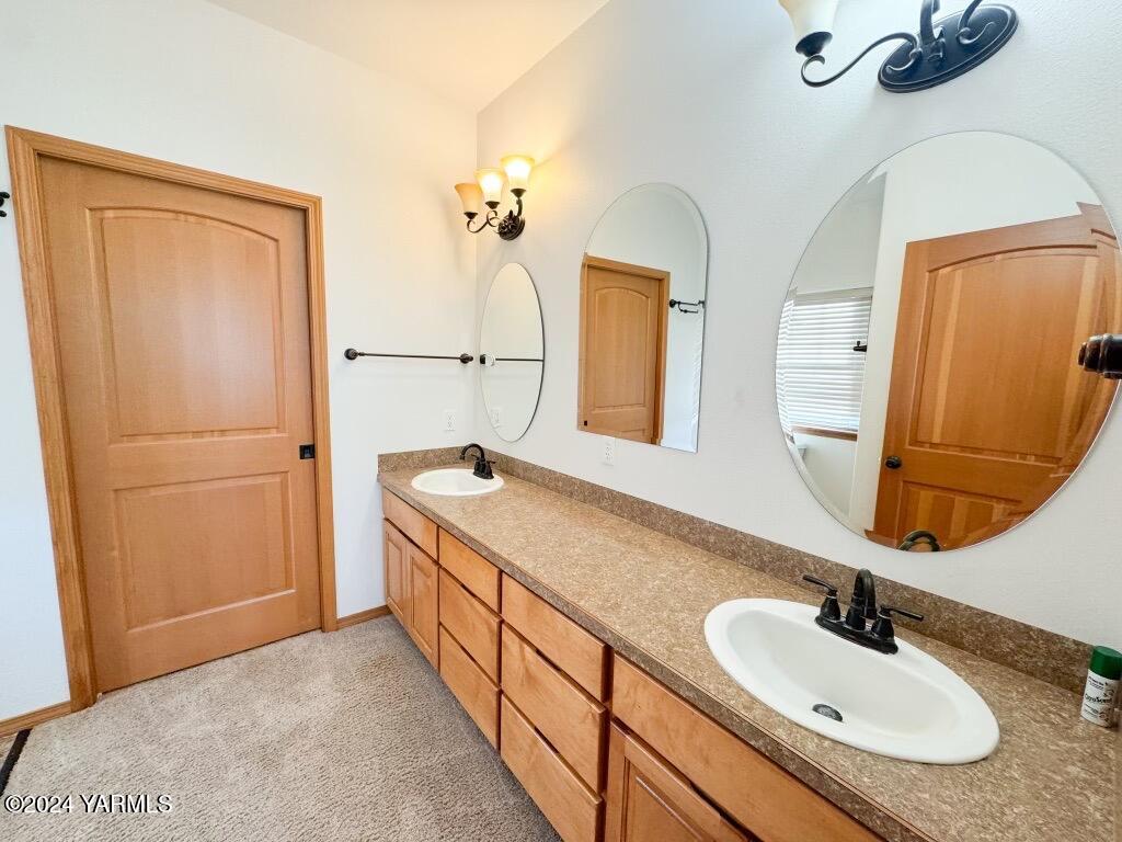 699 Alexander Road Sunnyside, WA 98944 - Photo 20 of 27 a bathroom with a sink and a mirror