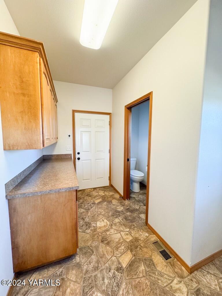 699 Alexander Road Sunnyside, WA 98944 - Photo 23 of 27 a view of utility room