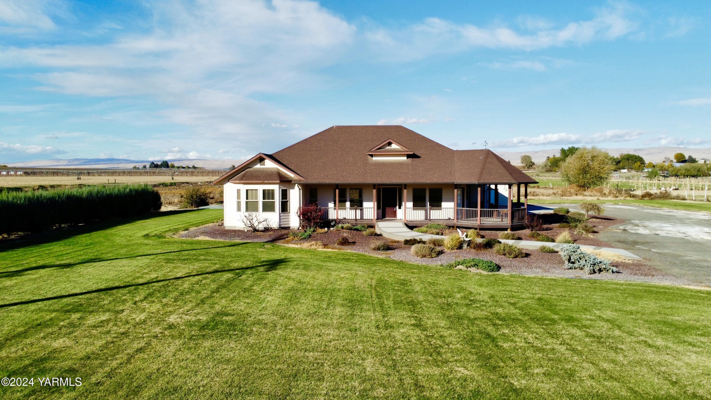 699 Alexander Road Sunnyside, WA 98944 - Photo 27 of 27 a front view of a house with garden and porch