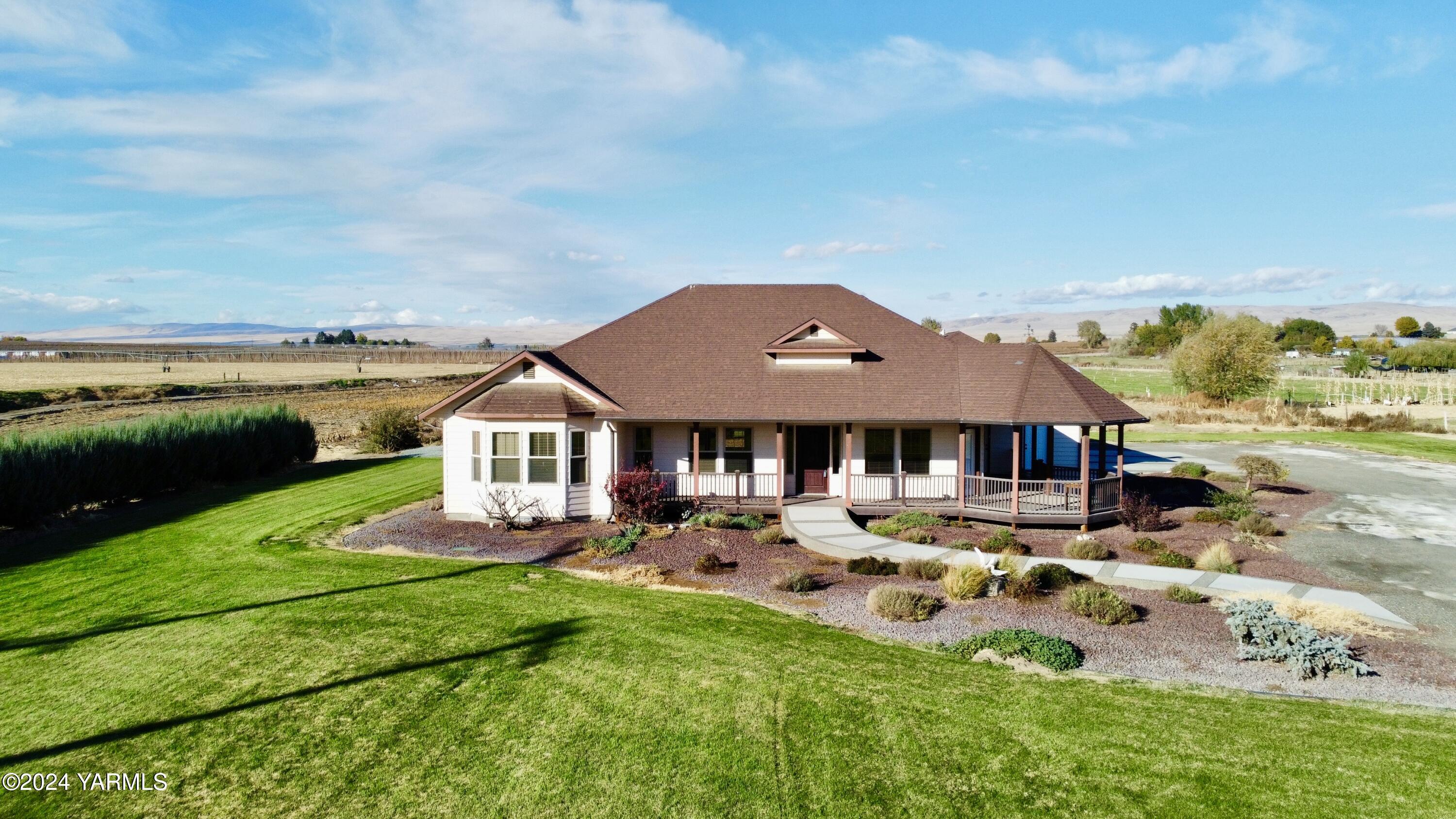 699 Alexander Road Sunnyside, WA 98944 - Photo 5 of 27 a front view of a house with garden and patio