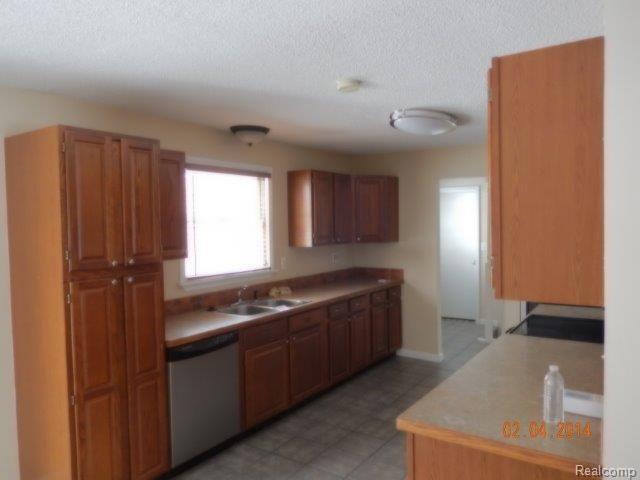 589 North Tipsico Lake Road Hartland, MI 48353 - Photo 5 of 21 2-4-14 003.jpg