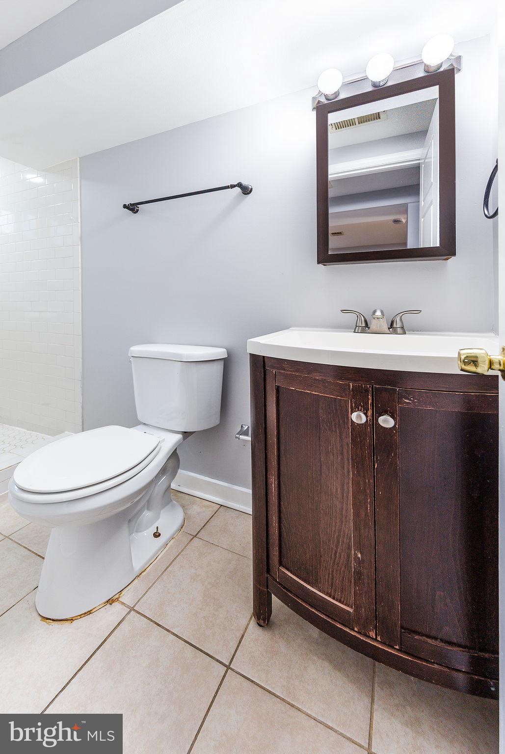 117 R Street Northwest, Unit 2 Washington, DC 20001 - Photo 14 of 35 En-suite bathroom