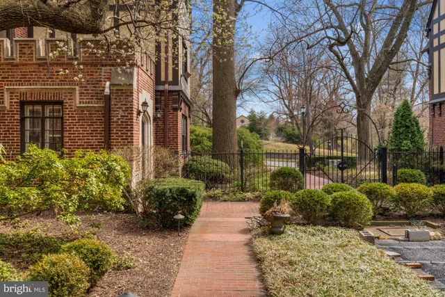 a view of a pathway with a house in the background