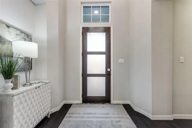 a view of entryway with window