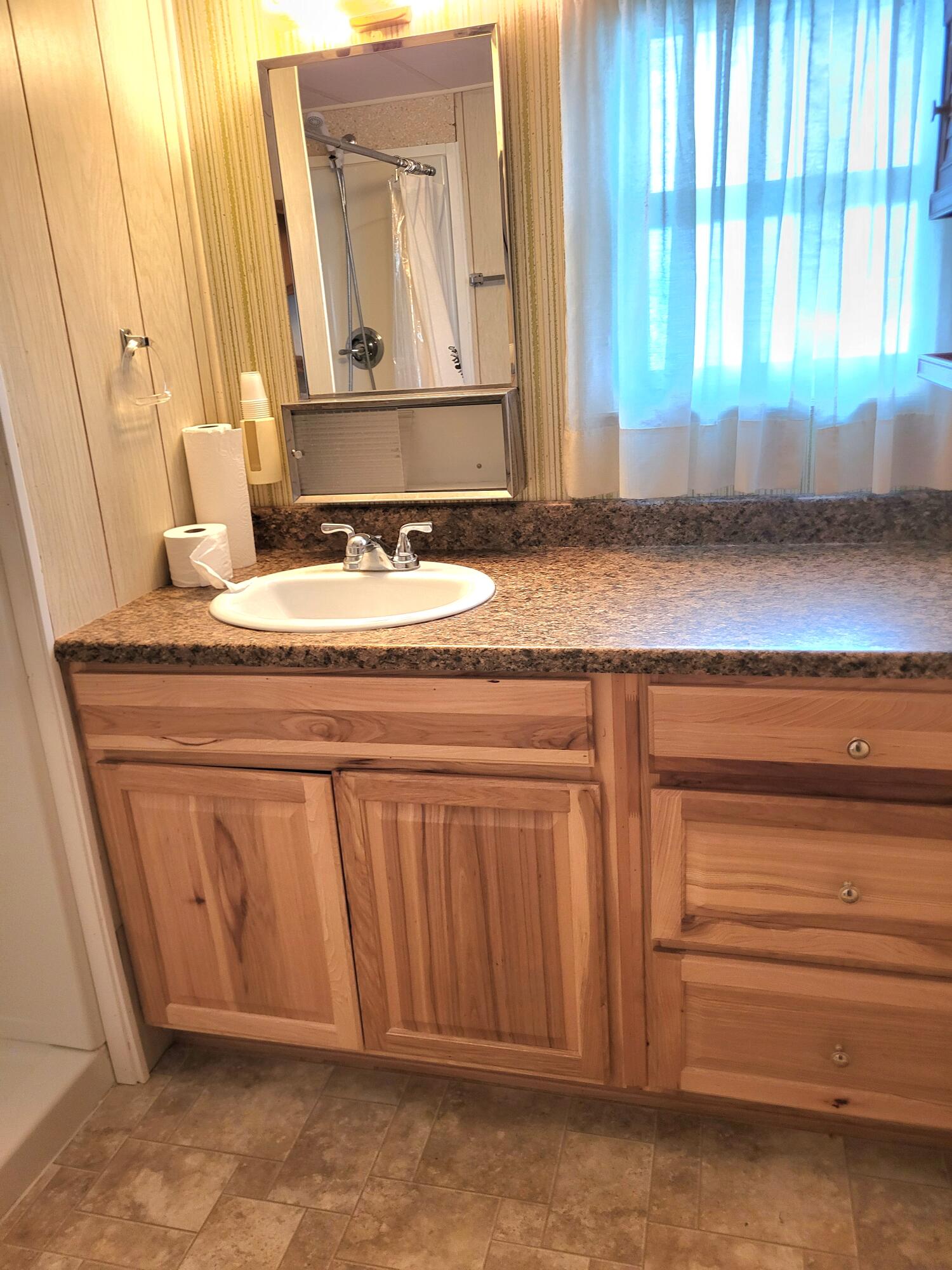 6901 Old Stage Road, Unit 11 Central Point, OR 97502 - Photo 9 of 22 Fully remodeled bathroom