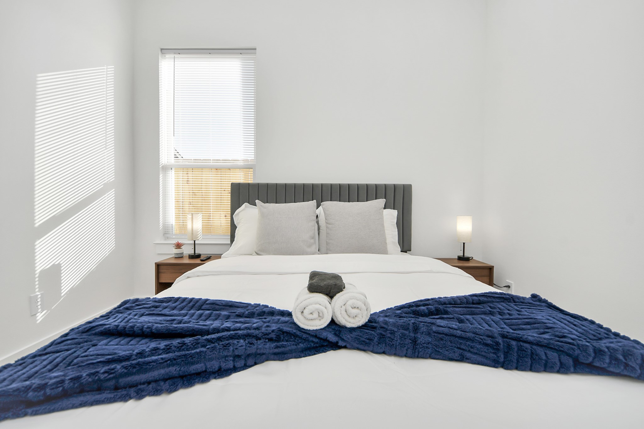 3909 Maggie Street Houston, TX 77051 - Photo 33 of 49 a bedroom with a large bed and a window