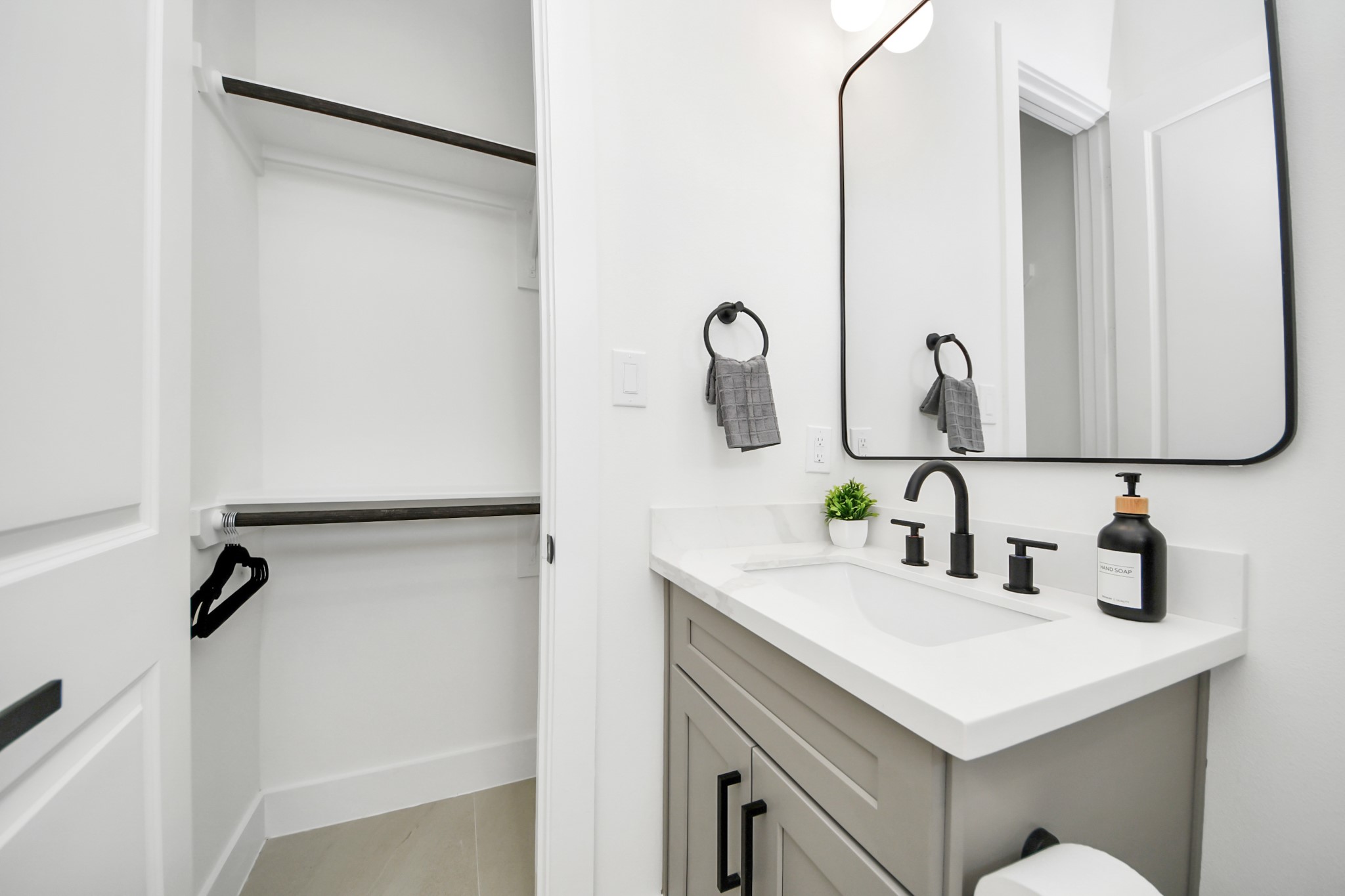 3909 Maggie Street Houston, TX 77051 - Photo 35 of 49 a bathroom with a sink and a mirror