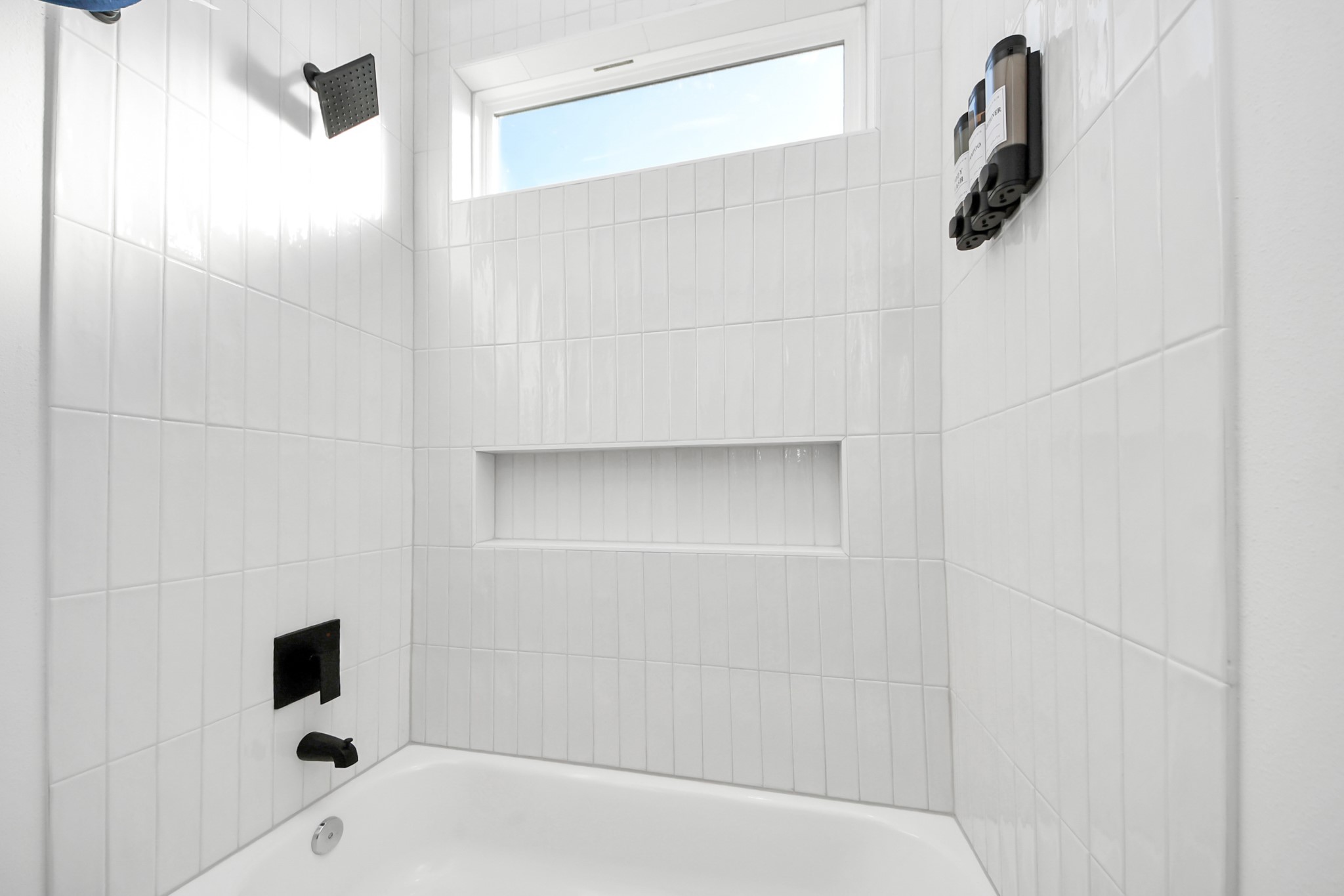 3909 Maggie Street Houston, TX 77051 - Photo 36 of 49 a bathroom with a bathtub