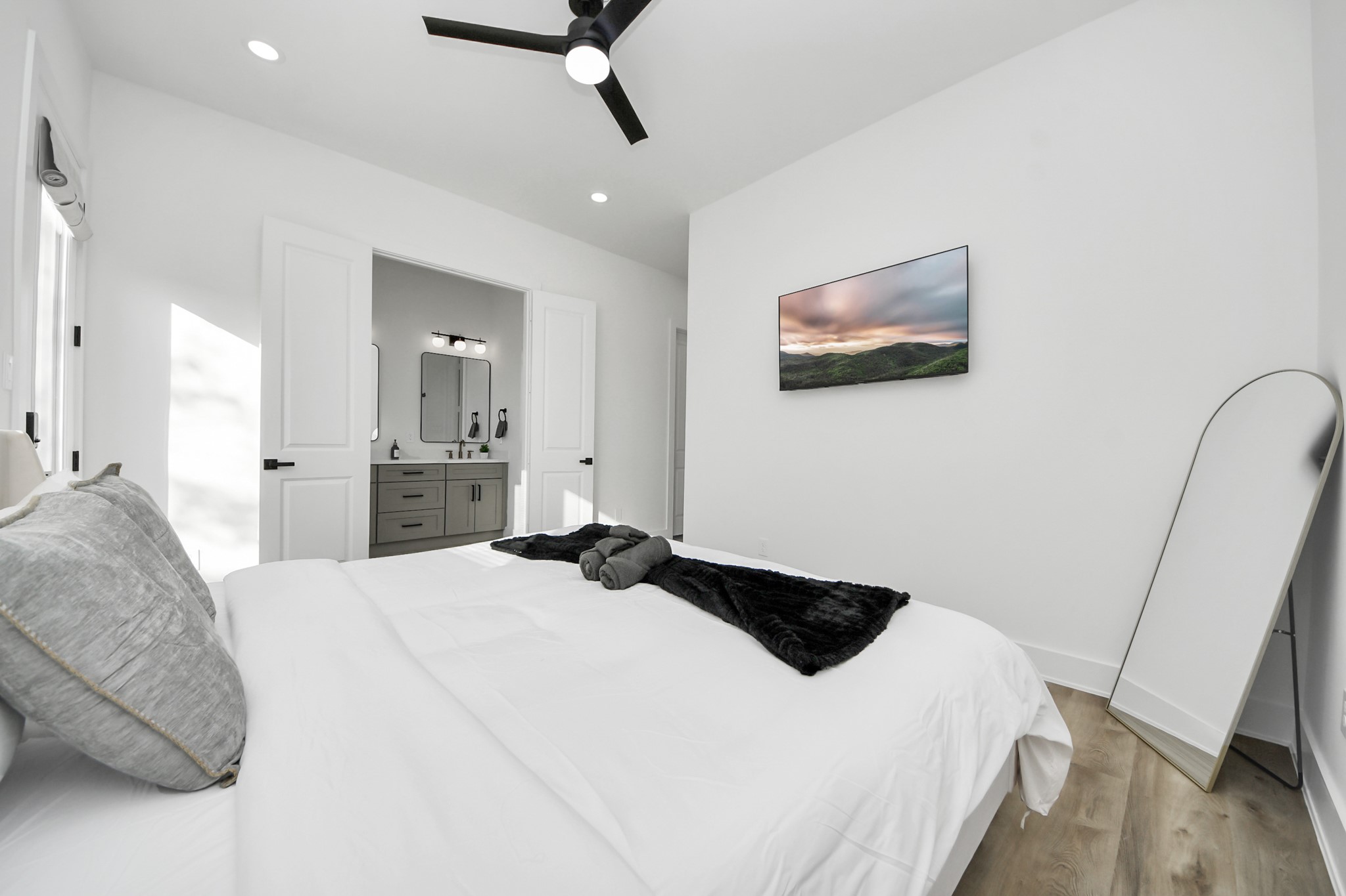 3909 Maggie Street Houston, TX 77051 - Photo 42 of 49 a bedroom with a bed and a mirror