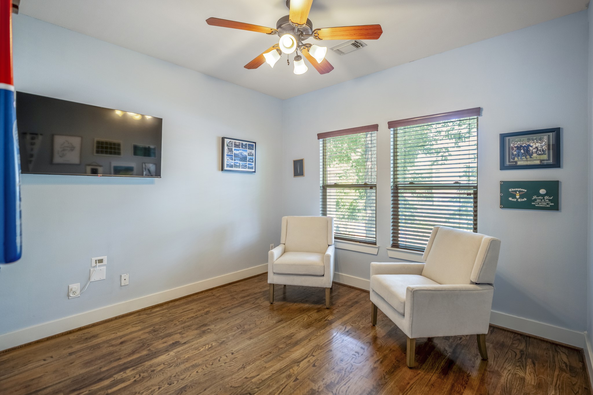 905 West 23rd Street Houston, TX 77008 - Photo 28 of 46 Additional bedroom with versatility for guests, nursery, or home office needs.