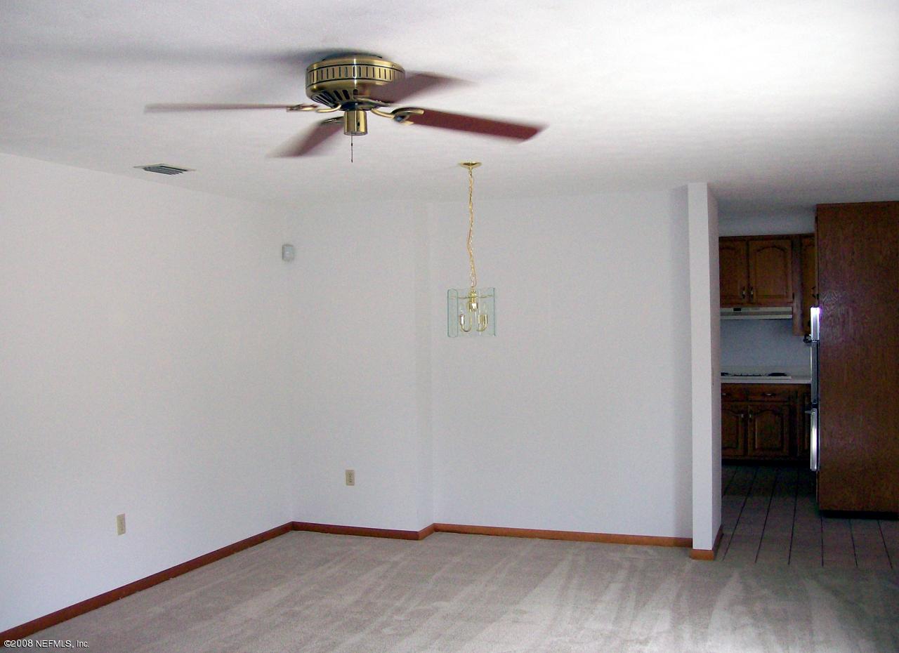 135 Confederate Point Road Palatka, FL 32177 - Photo 4 of 8 Dining/ Living Room