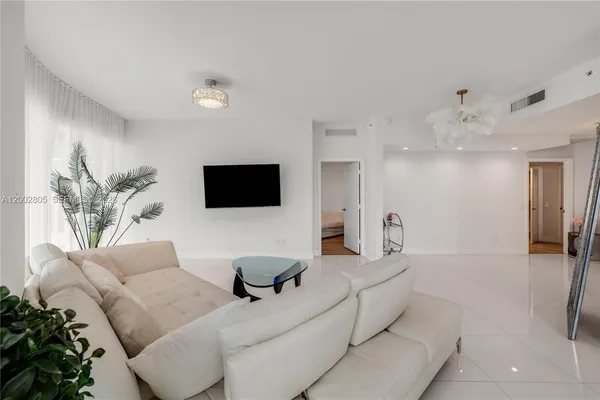 $5,250 | 60 Southwest 13th Street, Unit 1124, Miami, FL 33130