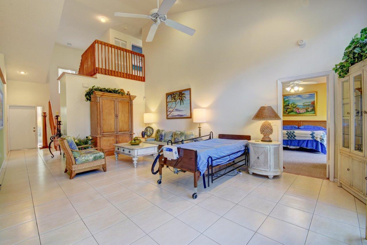 741 St Albans Drive Boca Raton, FL 33486 - Photo 5 of 31 5. Vaulted Ceilings