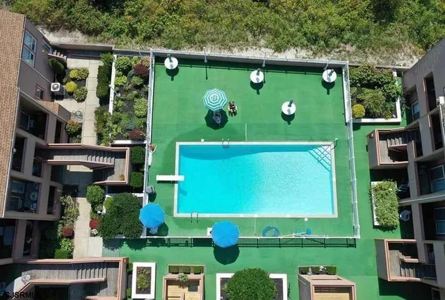 a view of a back yard