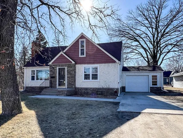 $185,000 | 305 Kneale Avenue North, Thief River Falls, MN 56701