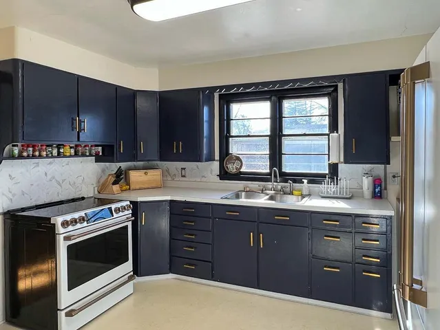 $185,000 | 305 Kneale Avenue North, Thief River Falls, MN 56701