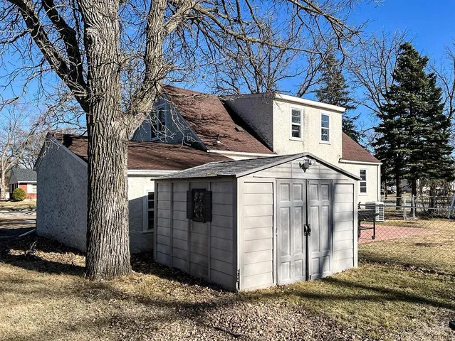 $185,000 | 305 Kneale Avenue North, Thief River Falls, MN 56701