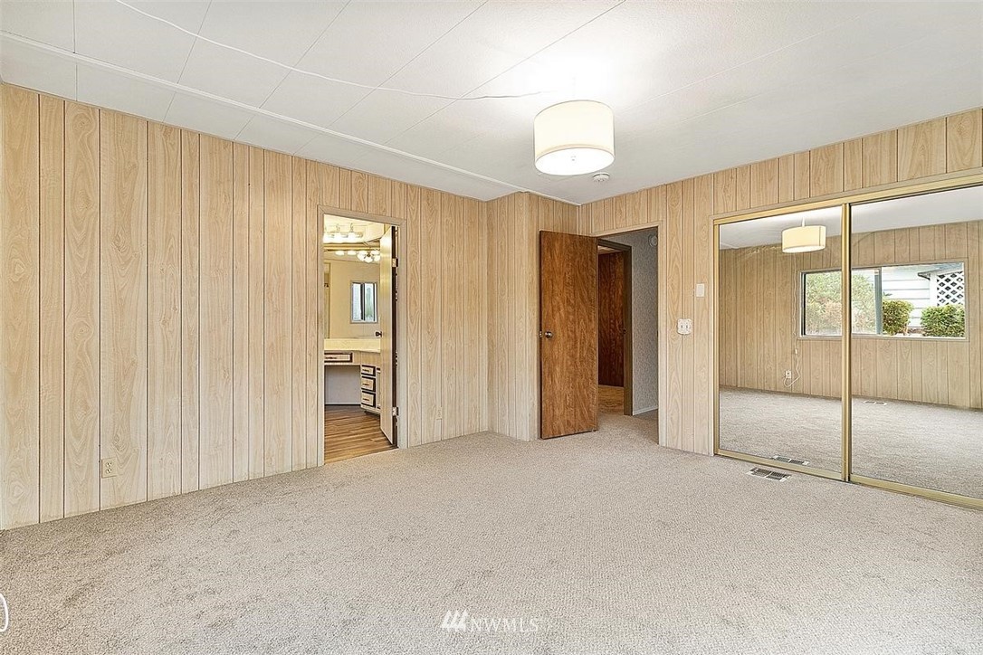 201 Union Avenue Southeast, Unit 135 Renton, WA 98059 - Photo 19 of 33 an empty room with fan and windows