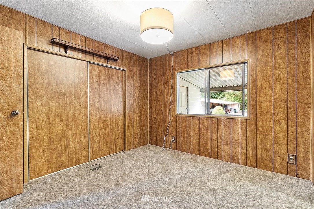 201 Union Avenue Southeast, Unit 135 Renton, WA 98059 - Photo 23 of 33 an empty room with windows